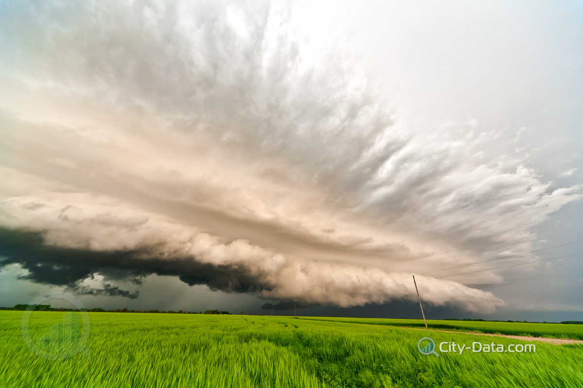 Structured supercell thunderstorm